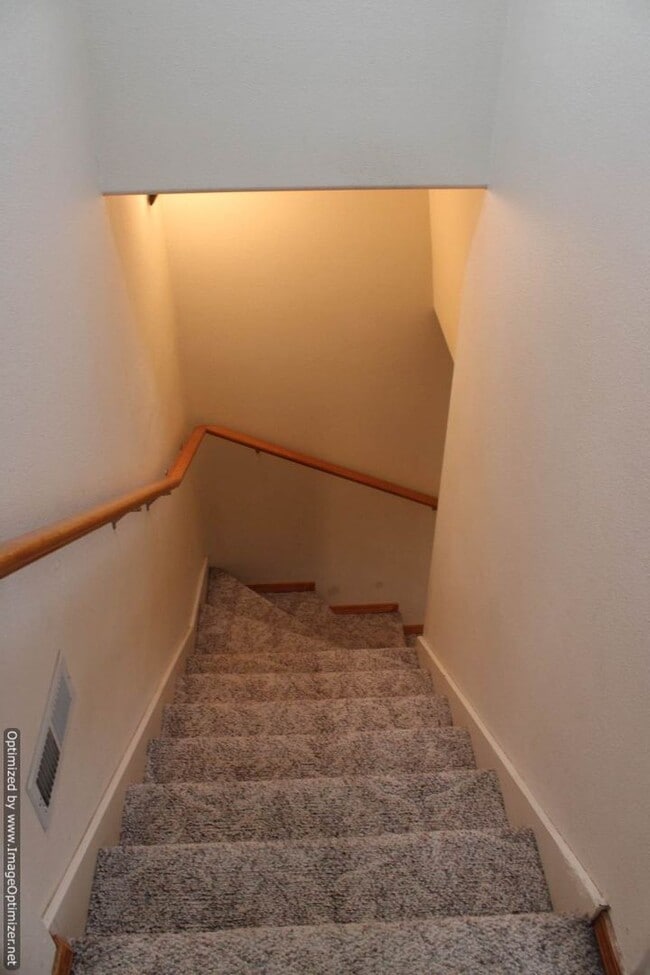 Building Photo - Charming Split-level Home in North Tacoma