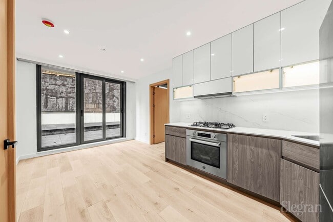 Building Photo - 42-51-62 Hunter St