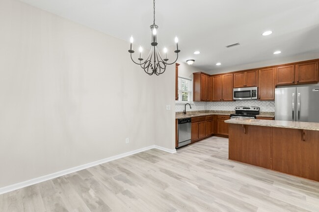 Building Photo - 240 E Quailwood Dr