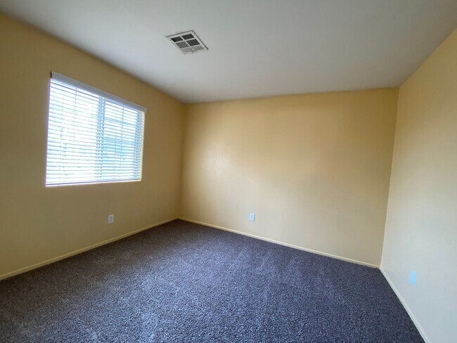 Building Photo - Large four-bedroom house with a loft