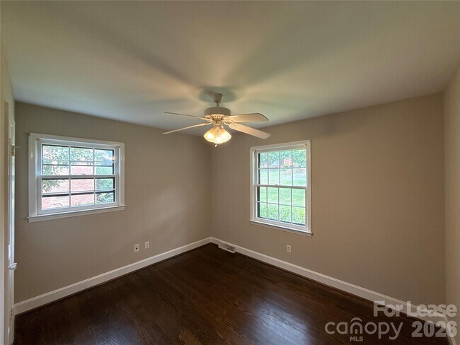 Building Photo - 1427 Churchill Dr