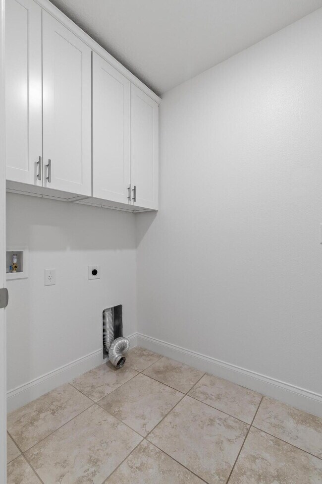 Building Photo - CLOSE TO EVERYTHING!