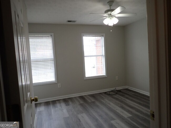 Building Photo - 827 Sinclair Way