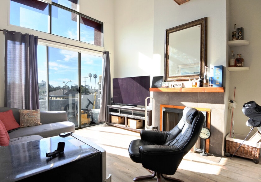 Building Photo - 5051 Rosewood Ave