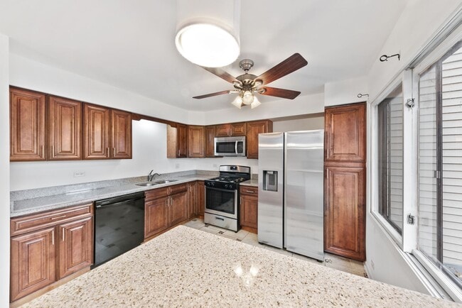 Building Photo - Modern 3-Bed Townhome in Hoffman Estates –...