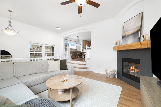 Building Photo - 3 Bed 3 Bath Castle Rock Townhome!