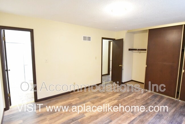 Building Photo - 608 E 78th St