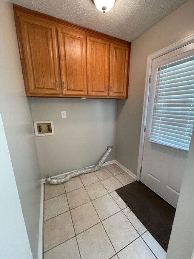 Building Photo - 1604 Queen Elizabeth Ct