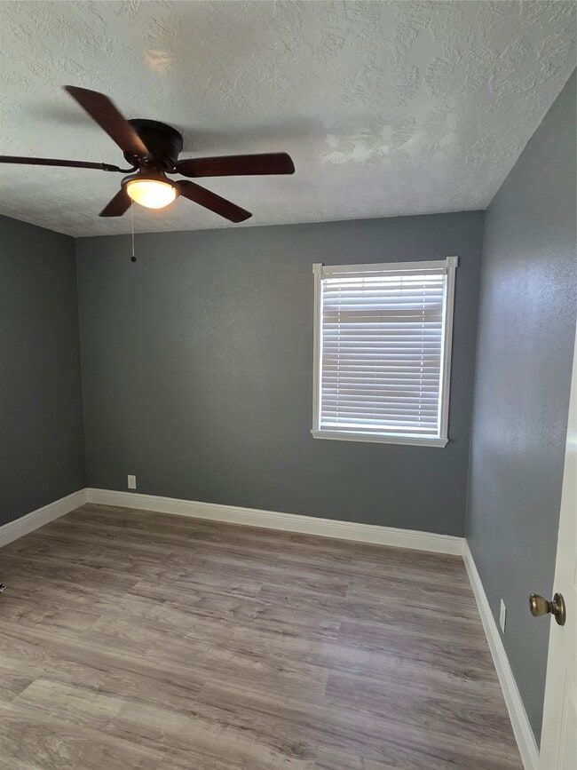 Building Photo - 9330 Chesterfield Dr