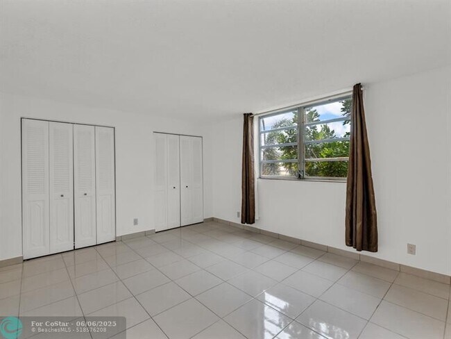 Building Photo - 121 SE 3rd Ave