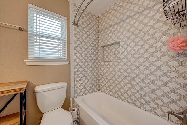 Building Photo - 502 Birdsong Dr