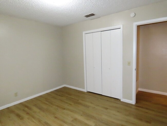 Building Photo - South Tyler! Spacious 3 Bedroom Duplex w/G...