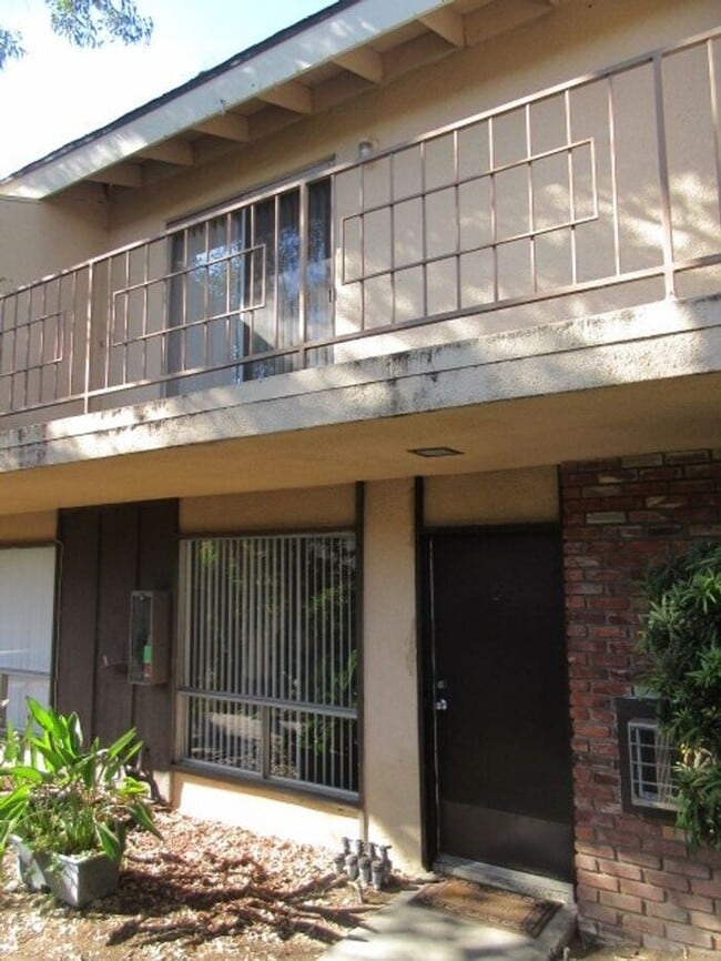 Building Photo - REALLY NICE 2BD & 1.5BA TOWNHOME IN FULLERTON