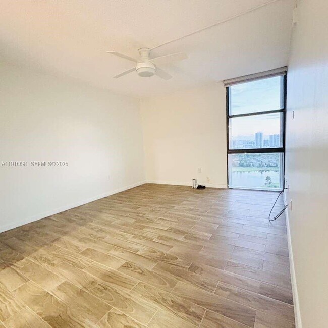 Building Photo - 3625 N Country Club Dr