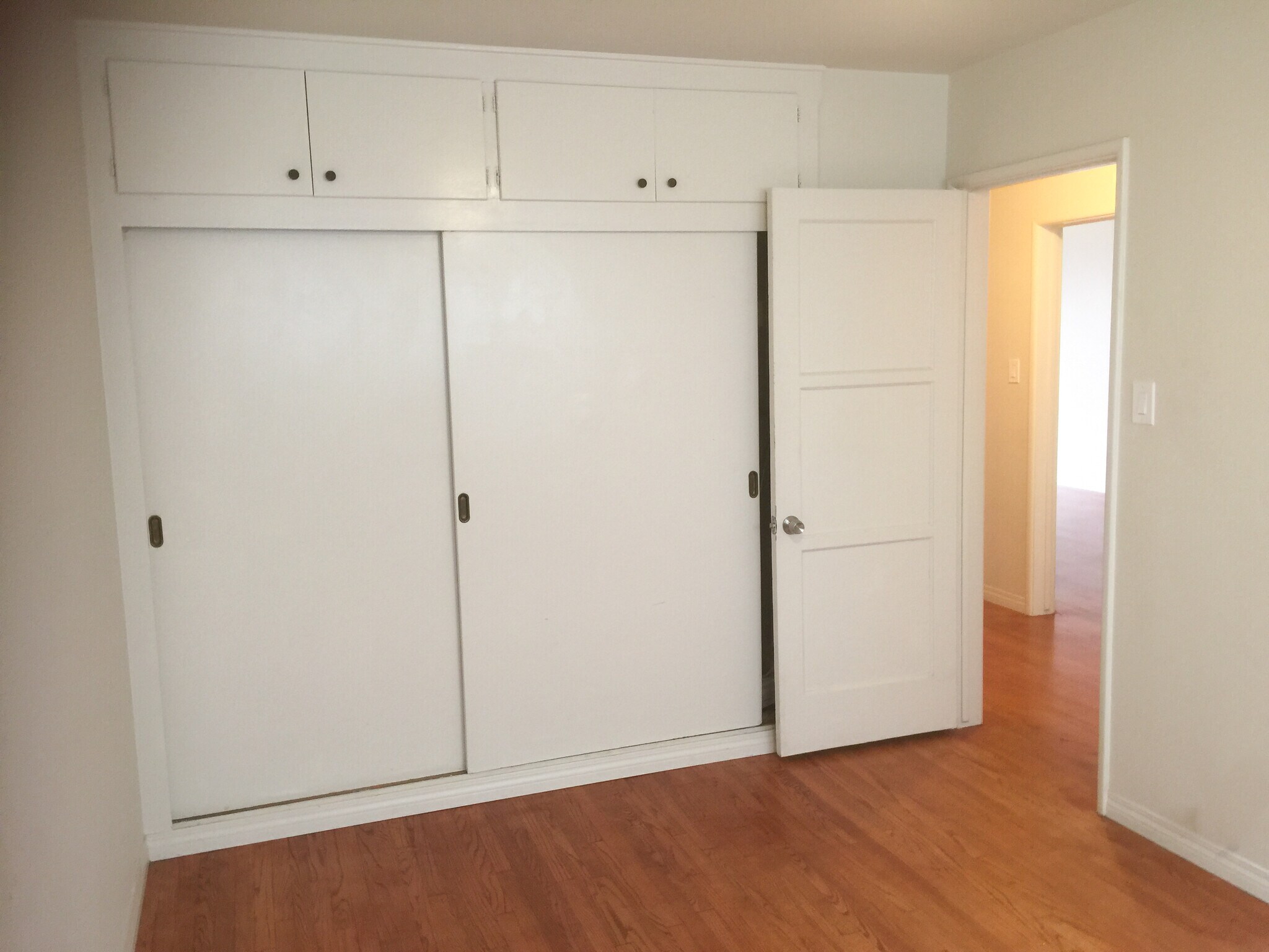 Building Photo - 933 E 1st St