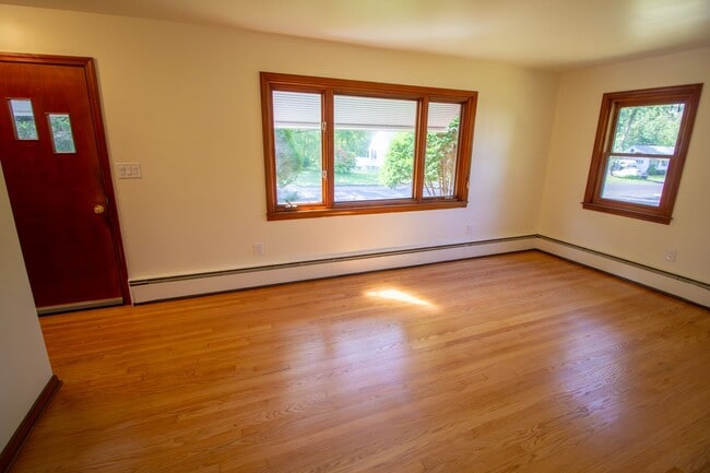 Building Photo - 2 BD 1BA Shaker Schools