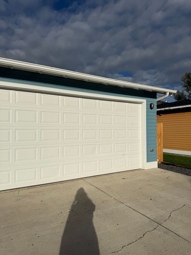 Building Photo - A Lovely Westside Single Family Home in the Desirable Valley West Subdivision