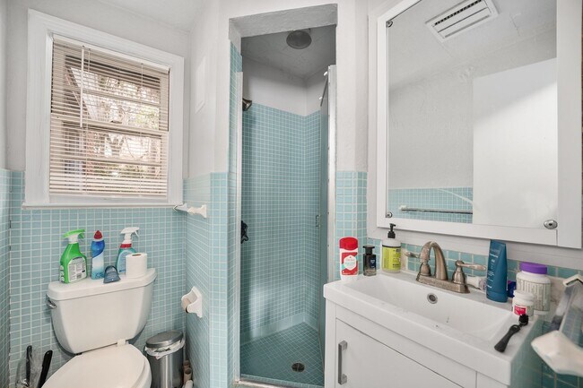 Building Photo - 949 SW 13th St