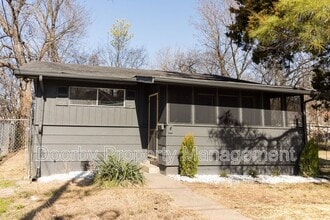 Building Photo - 1609 Oak St