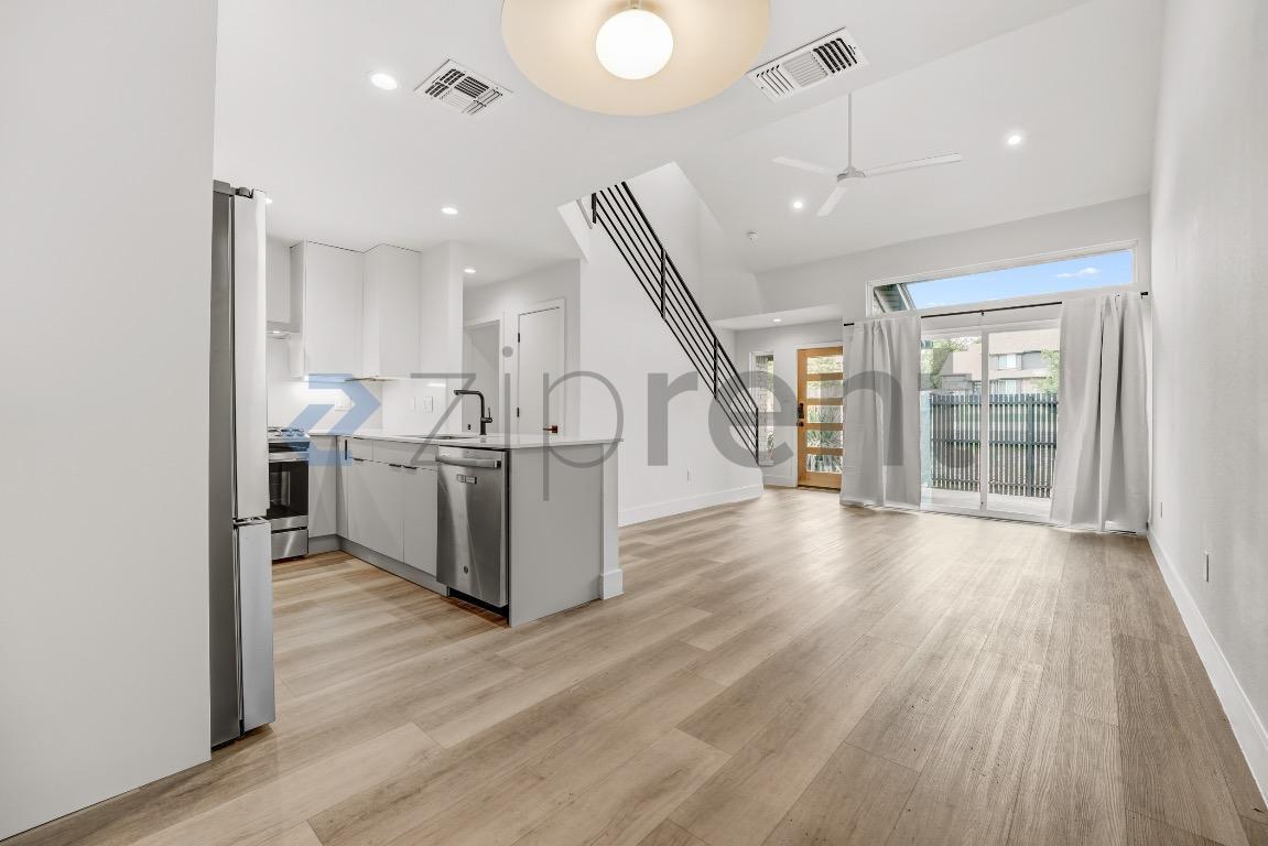 Building Photo - Unit B