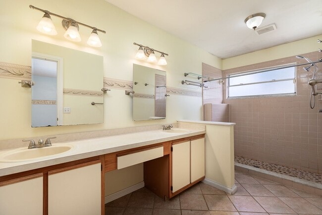 Building Photo - SUPER LOCATION FOR THIS 3/2 w 2 car garage home!!