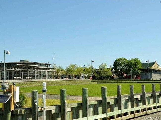 Building Photo - 326 6th St