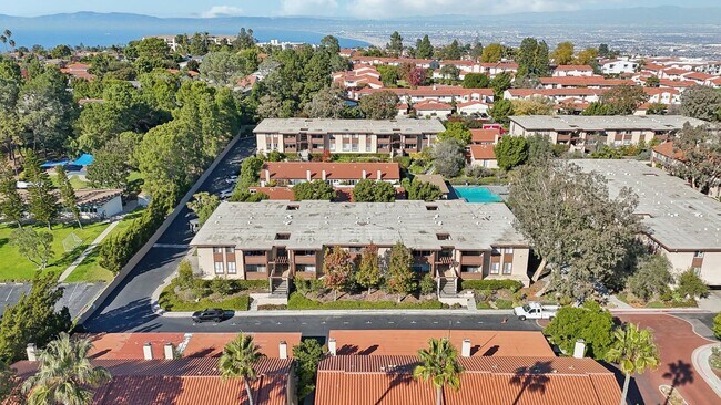 Building Photo - Upstairs Bright 2 bedroom Condo