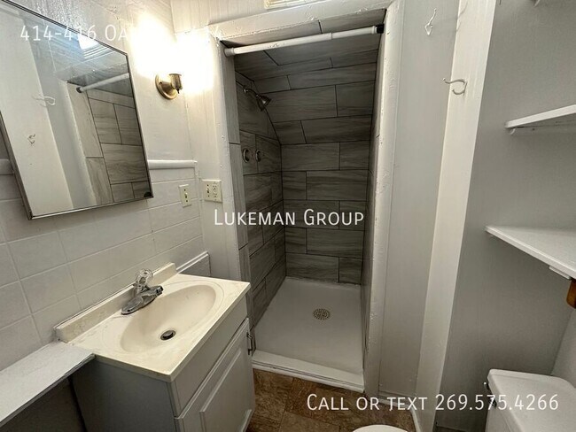 Building Photo - 414-416 Oak St-414