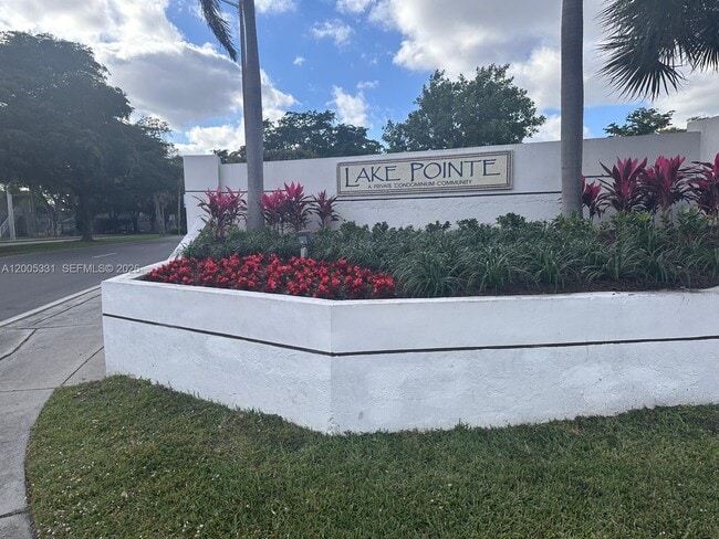 Building Photo - 215 Lake Pointe Dr