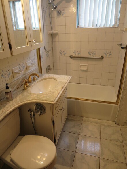 Building Photo - 10 Windsor Rd