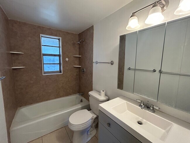 Building Photo - 10415 Alma St