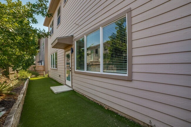 Building Photo - 1618 W Lawndale Dr