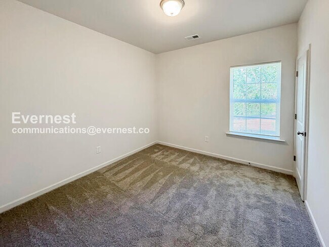 Building Photo - 3 Bed, 2 Bath Home with Garage / Pet-Friendly / Vouchers Accepted / Coming Soon!