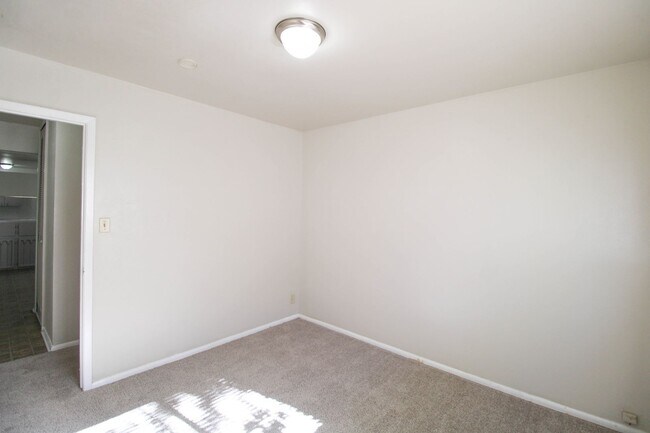 Building Photo - ************Move In Special- 2 WEEKS FREE!!!!************