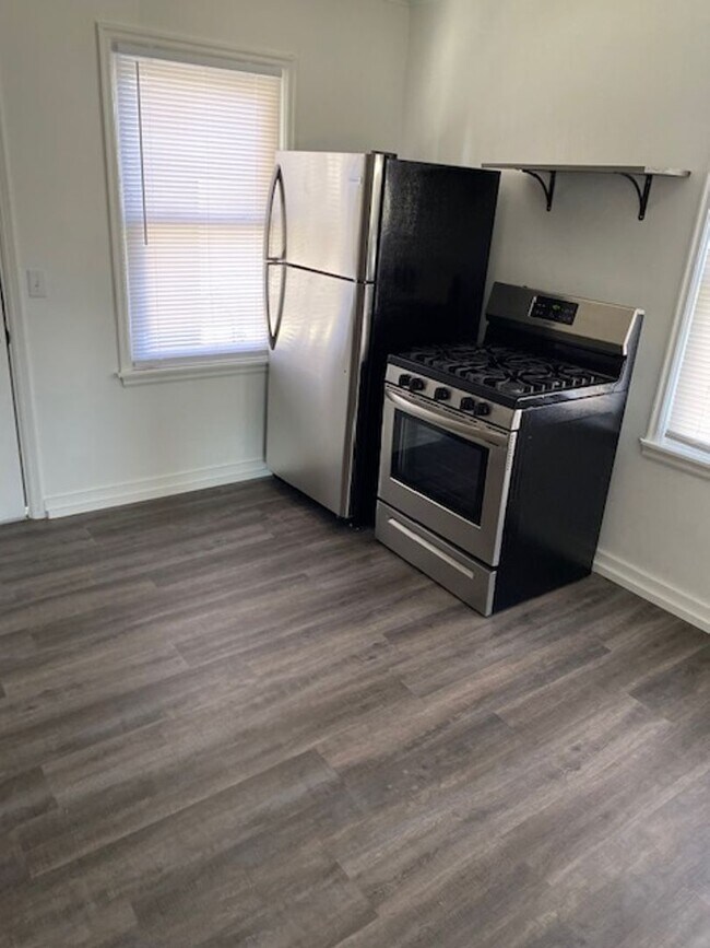 Building Photo - Fully Updated Home Just A Short Distance T...