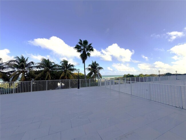 Building Photo - 5601 Collins Ave