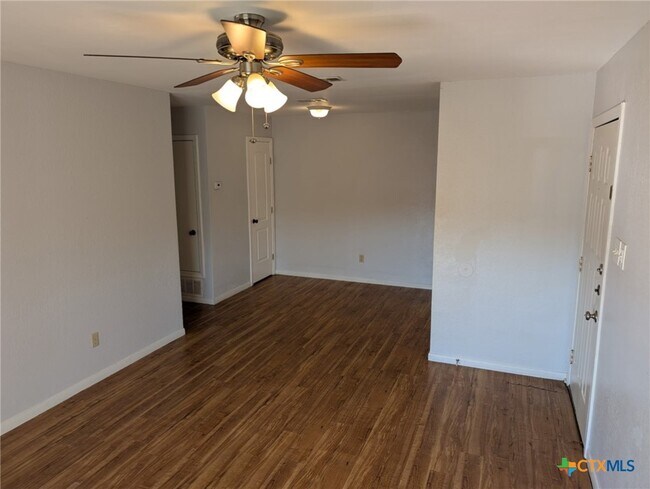 Building Photo - 1002 Charisse St