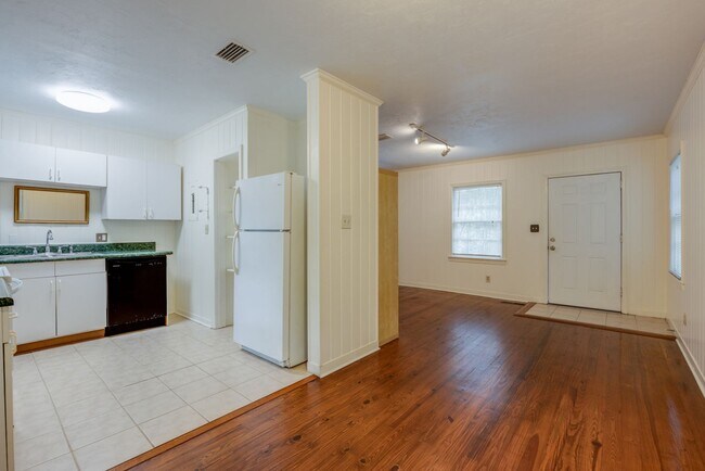 Building Photo - 3 Bedroom, 2 Bath Home Available 10/1/2025...