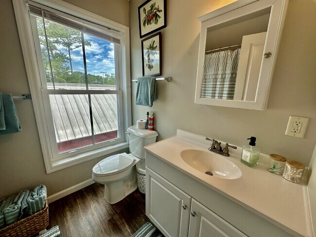 Building Photo - Fully Furnished One Bedroom Apartment in t...