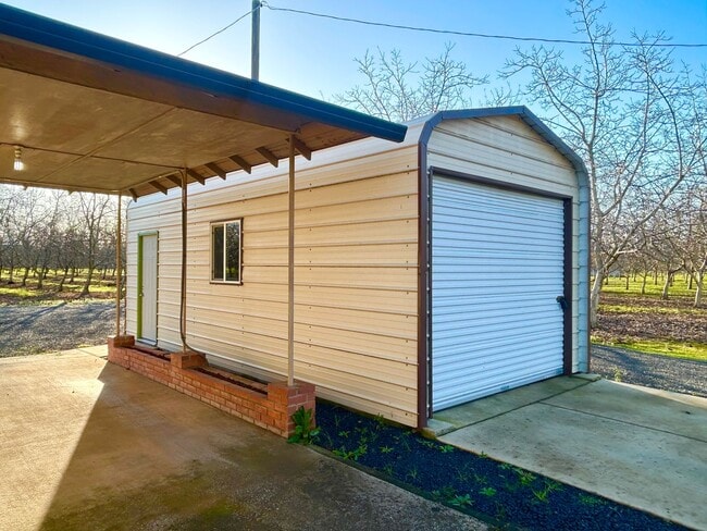 Building Photo - Great home just outside of town!