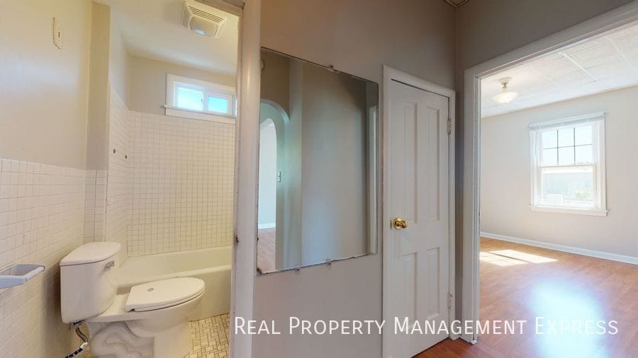 Building Photo - Renovated 2 Bedroom 1 Bathroom Home w/ Sin...