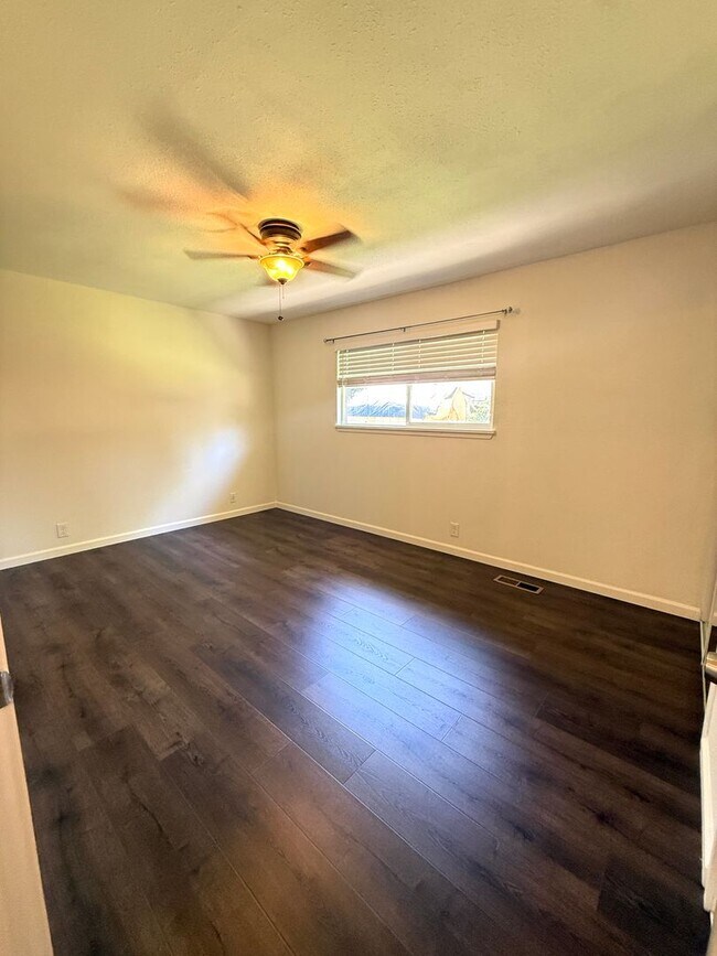 Building Photo - Beautiful 3 Bedroom, 2 Bathroom Rogue River Rental