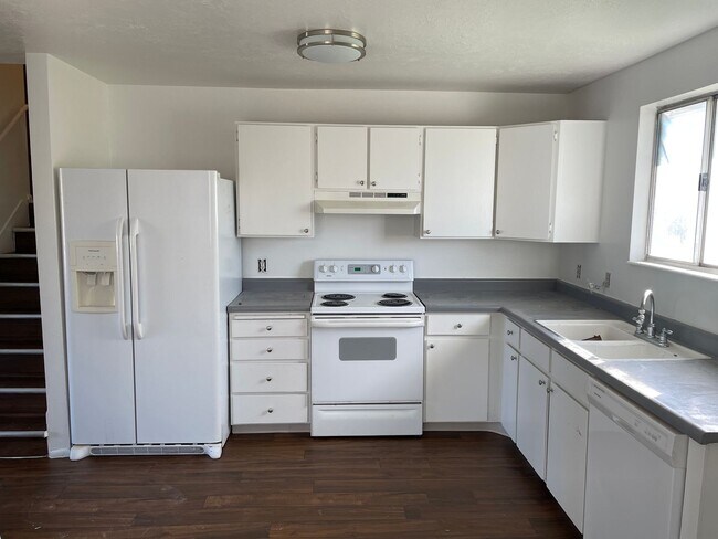 Building Photo - 3-Bedroom 1.5 Bath Twin-Home