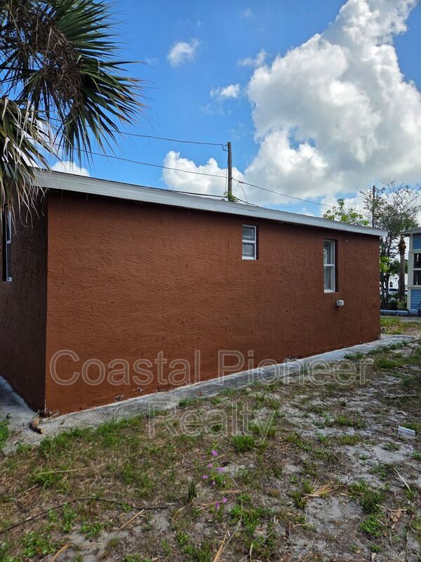 Building Photo - 606 Cross St