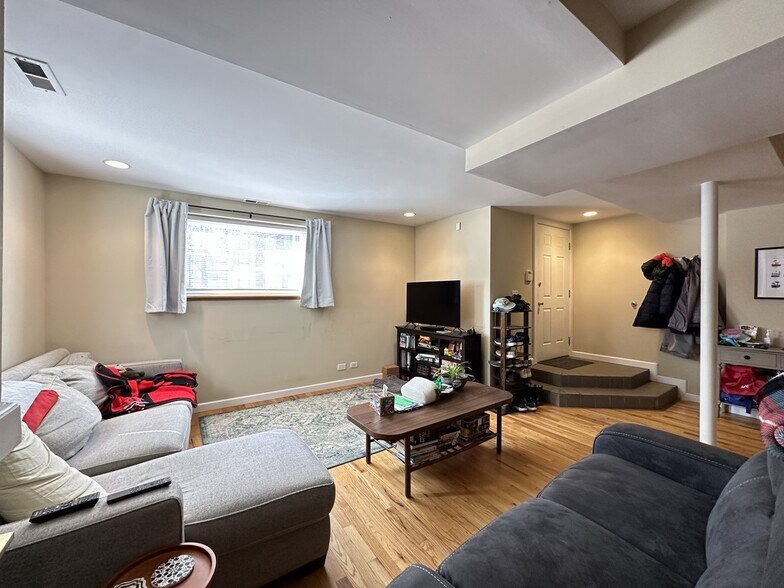 Building Photo - 3340 N Southport Ave