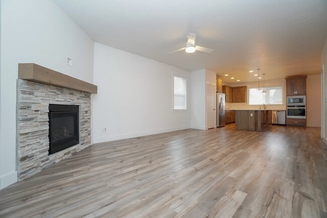 Building Photo - 5967 W Daphne Dr