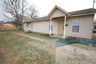 Building Photo - Recently renovated 2 bed, 1 bath apt - washer, dryer and utilities included!! HUD accepted!