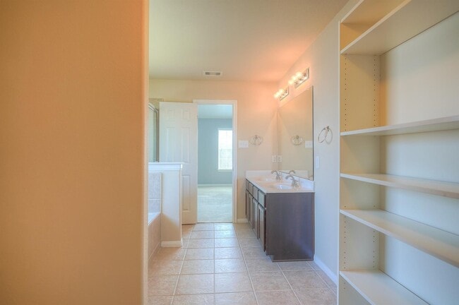 Building Photo - 13802 Dunhurst Ln