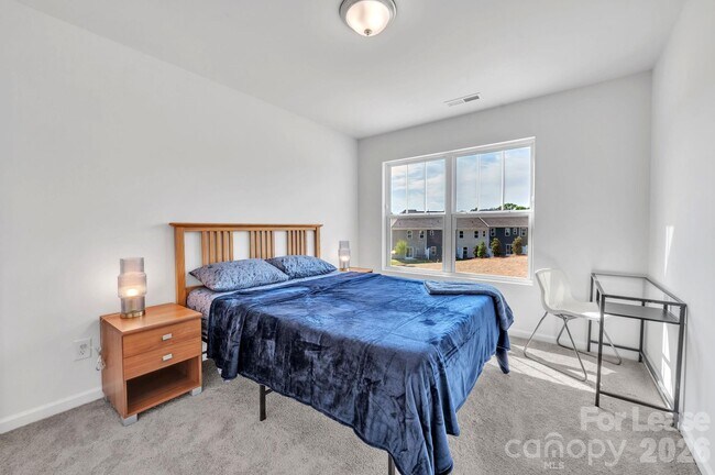 Building Photo - 1940 Highland Park Dr