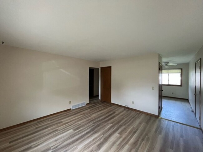 Building Photo - 425